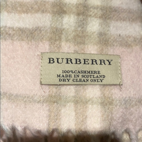 Burberry cashmere scarf and earmuffs - Picture 5 of 5